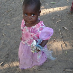 kleines Mädchen in Malawi beim Müllsammeln