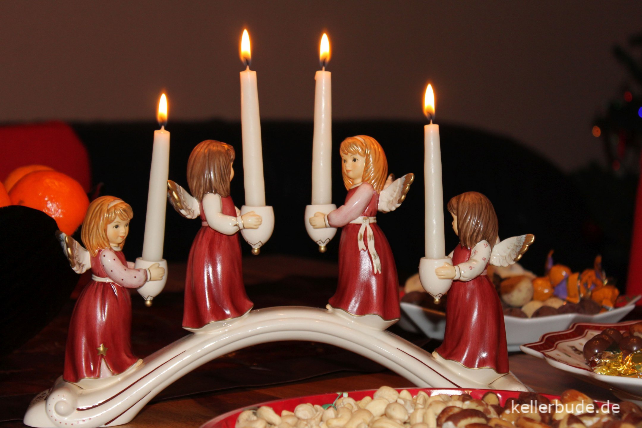 Advent, Advent, ein Lichtlein brennt!Erst eins, dann zwei, dann drei, dann vier.Dann steht das Christkind vor der Tür.