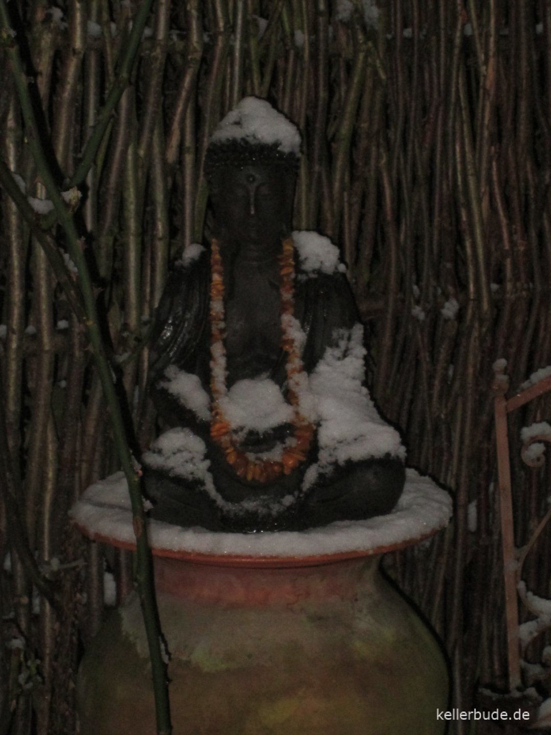 Buddha mit Schneemütze