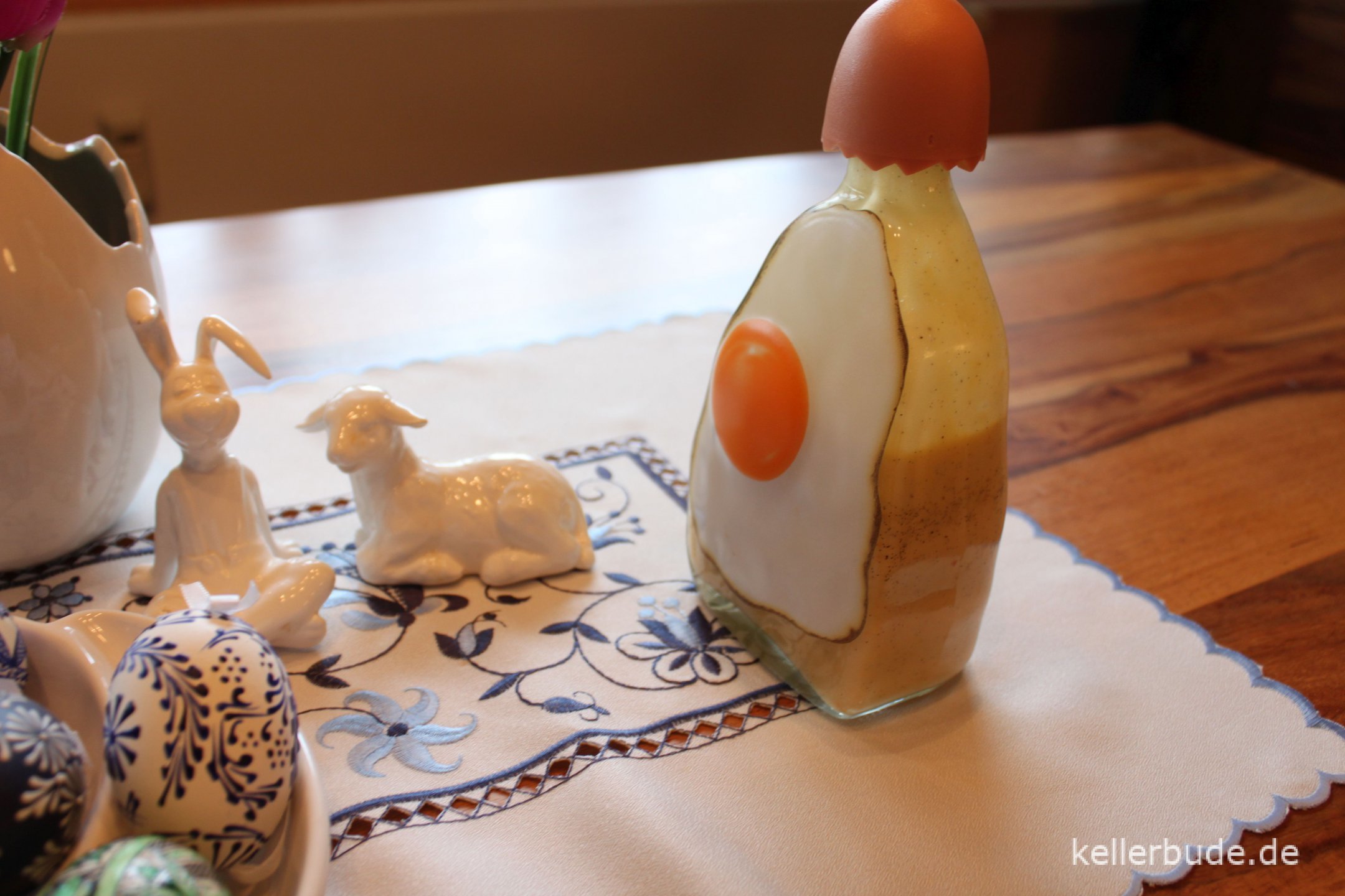 Mein selbstgemachte Eierlikör mit Vanille und Spiritus.Homemade egg liqueur Advoccat